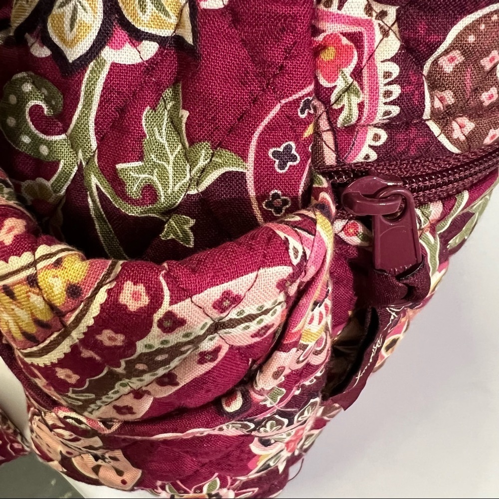 VERA Bradley med bag w pattern in shades of maroon and pink. Excellent condition - Picture 3 of 10